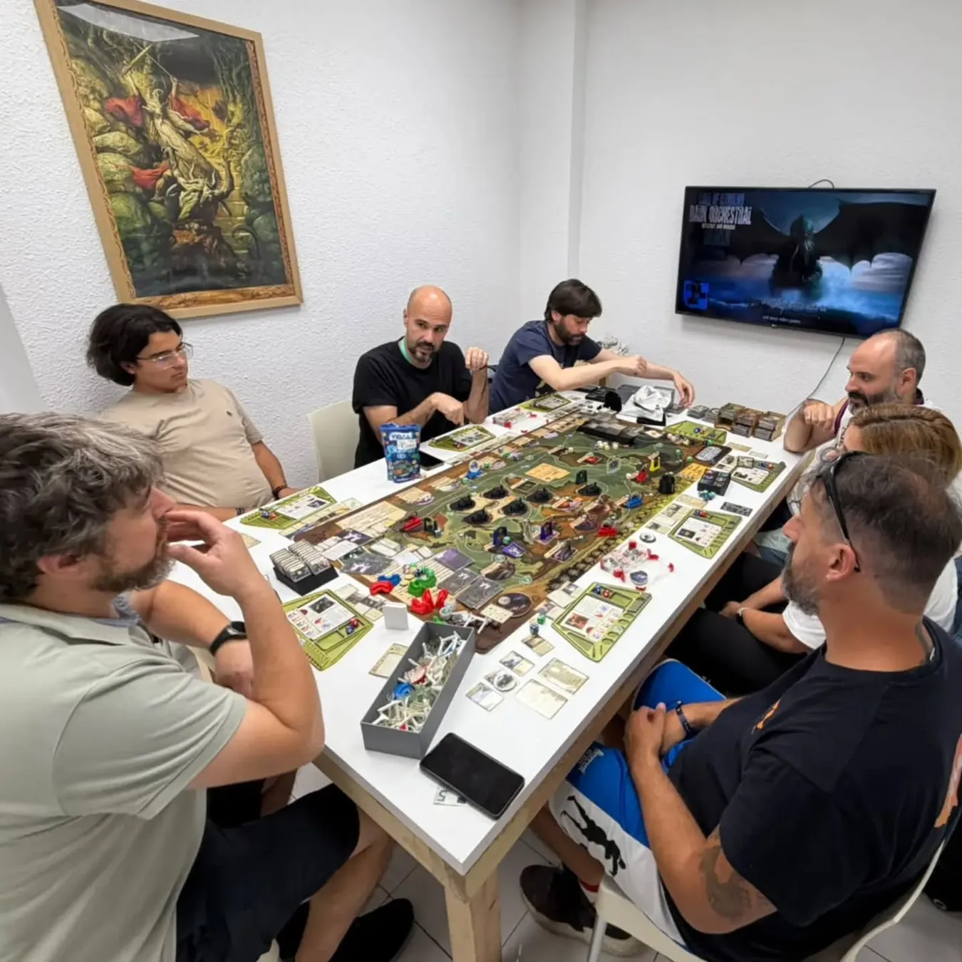 Personas jugando a juegos de mesa en el local de Valores en Juego en Santander.